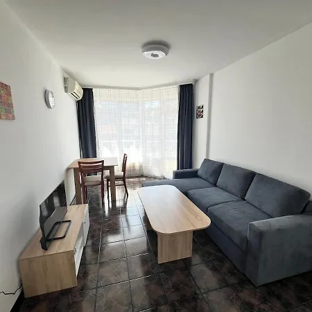 Апартамент Sunny 1br With Free Street Parking Пловдив