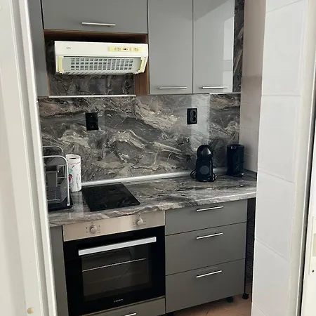 Sunny 1br With Free Street Parking Пловдив