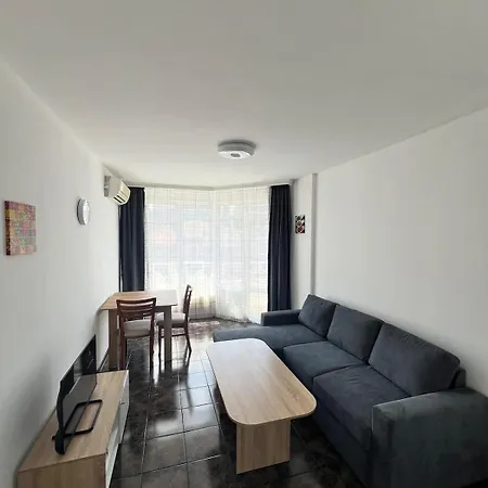 Sunny 1br With Free Street Parking Пловдив