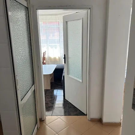 Sunny 1br With Free Street Parking Апартамент Пловдив