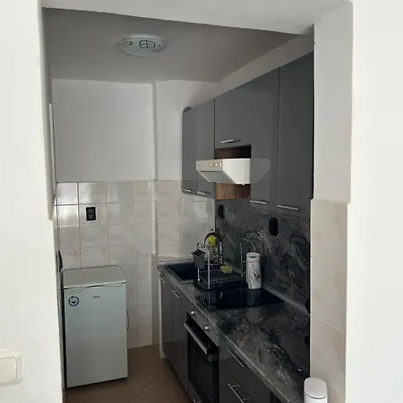 Sunny 1br With Free Street Parking Апартамент